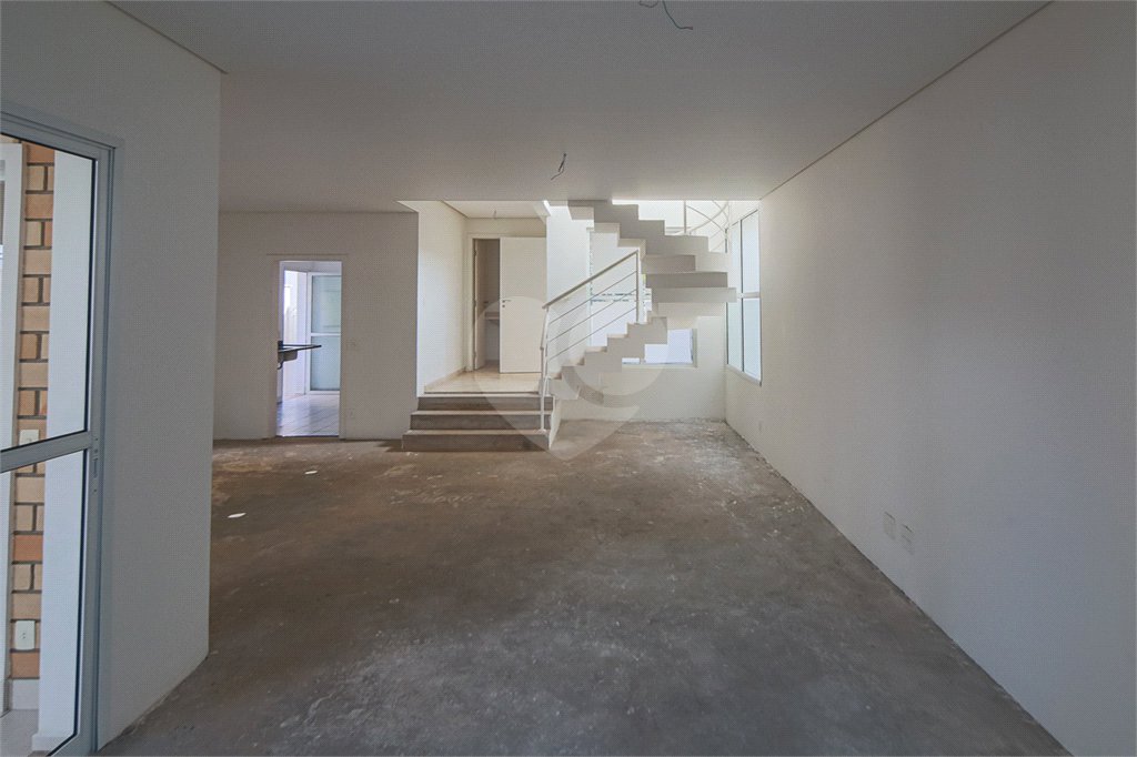 Casa à venda com 4 quartos, sendo 2 suítes, no condomínio Bristol Village, São Paulo - SP