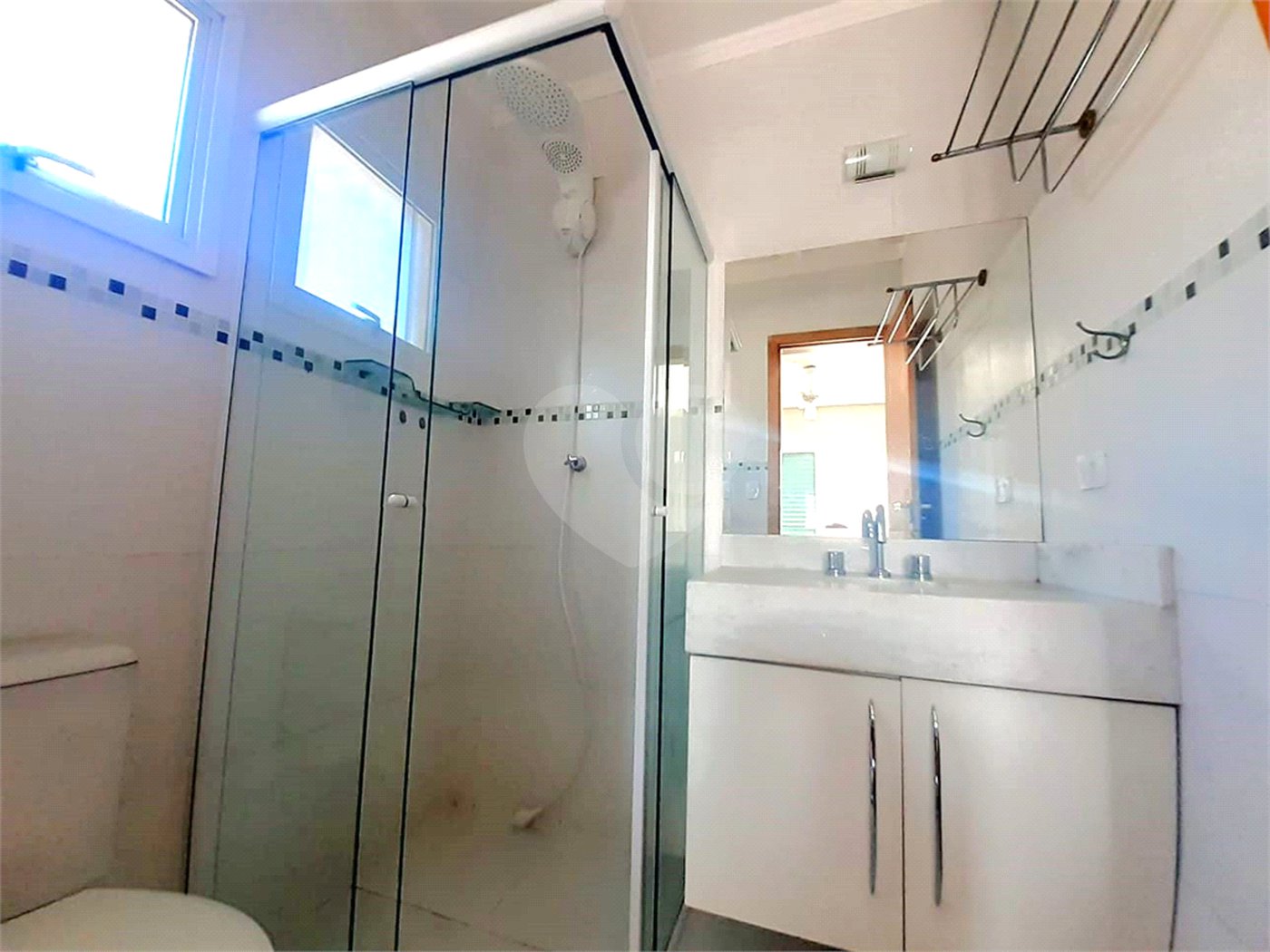 Casa à venda com 3 quartos, sendo 1 suíte, no condomínio Apeu, São Paulo - SP