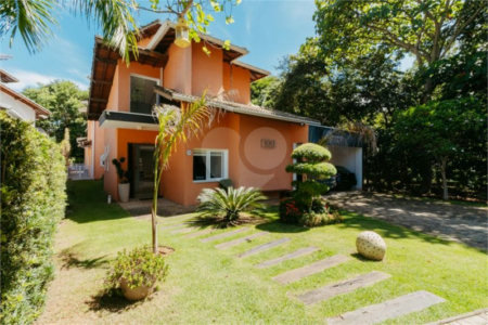 Casa à venda com 5 quartos, sendo 4 suítes, no condomínio Figueira Garden, Atibaia - SP