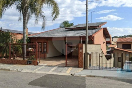 Casa à venda com 3 quartos, sendo 1 suíte, no Centro, Vinhedo, SP