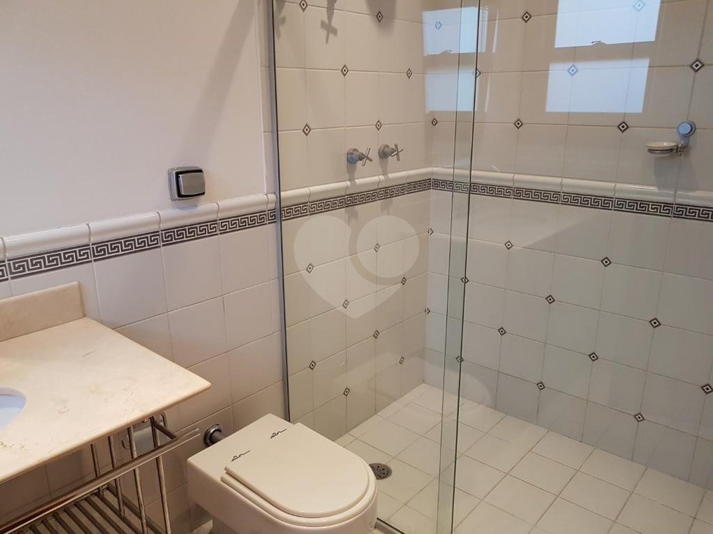 Casa à venda com 4 suítes no condomínio Jardim das Azaléias, São Paulo - SP