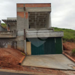 Casa à venda com 3 quartos, sendo 1 suíte,  no condomínio Residencial Club Entresseras, Santa Isabel - SP