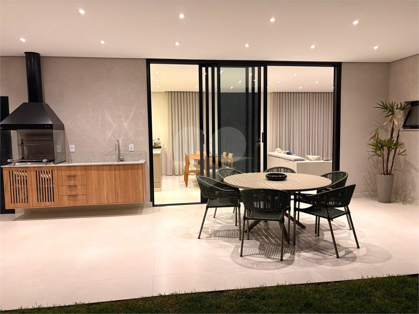 Casa à venda com 3 suítes no condomínio Condomíno Helena Maria, Sorocaba - SP