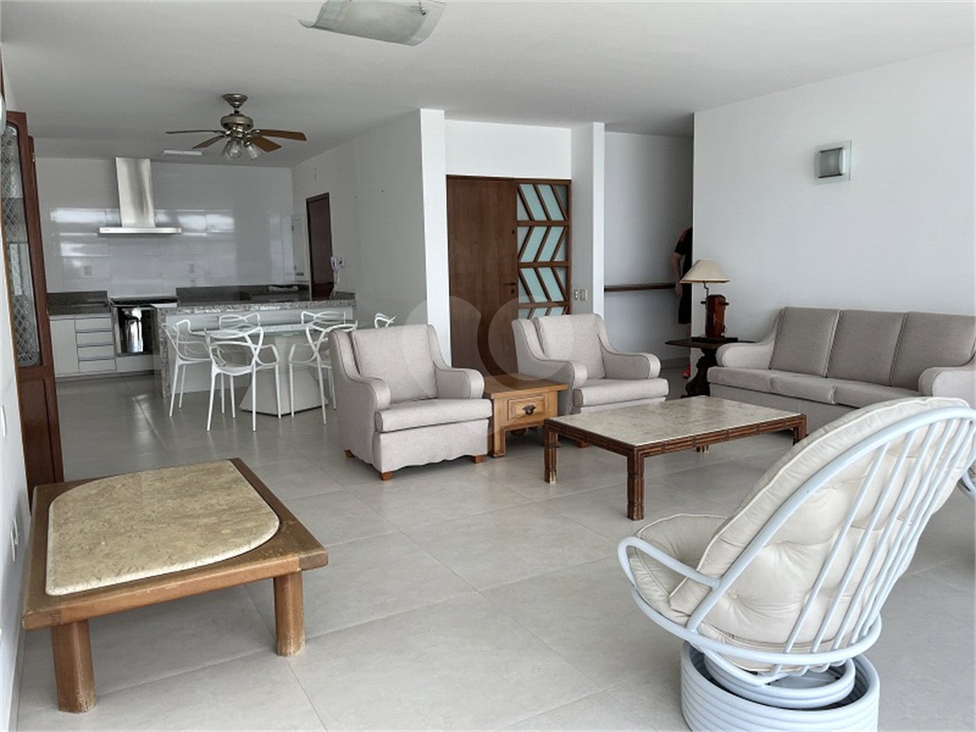Apartamento à venda ou para alugar com 3 quartos, sendo 1 suíte, em Enseada, Guarujá, SP