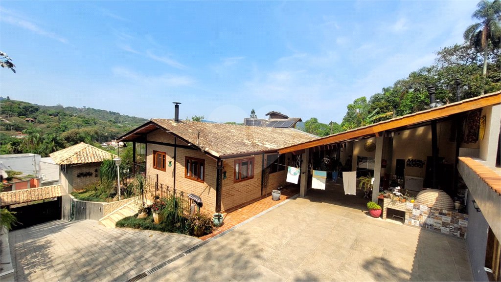 Casa à venda com 3 quartos, sendo 1 suíte, no condomínio Associação Reserva das Hortênsias, Mairiporã - SP