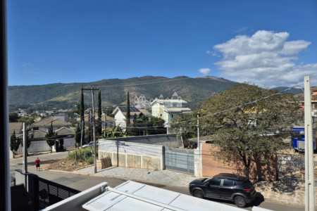 Casa à venda com 4 quartos, sendo 3 suítes, em Vila Petrópolis, Atibaia, SP