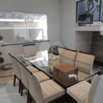 Casa à venda com 4 quartos, sendo 2 suítes, no condomínio Residencial Jardim das Palmeiras, Vinhedo - SP