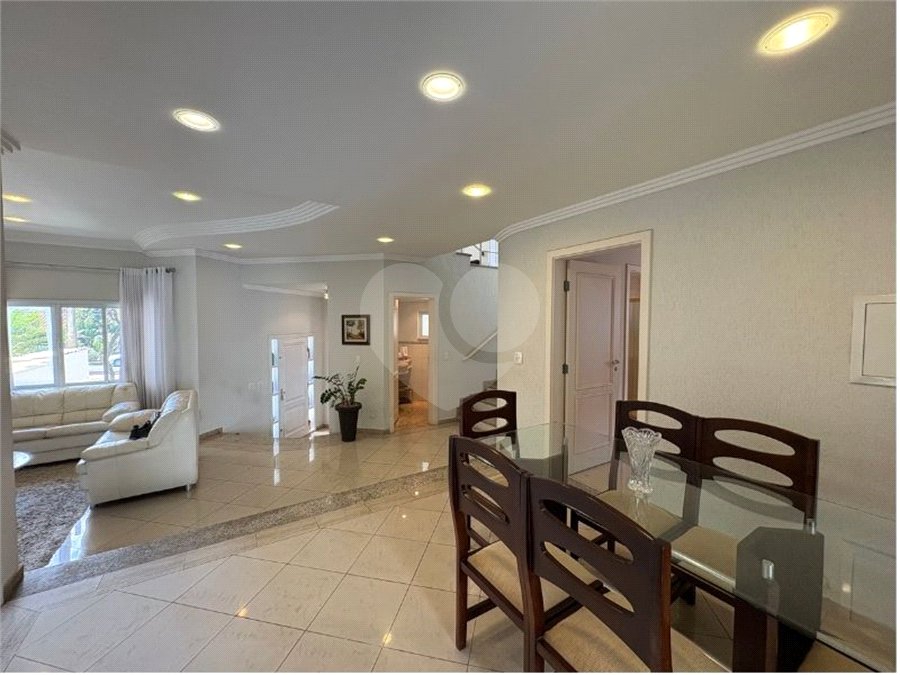 Casa à venda com 5 quartos, sendo 3 suítes, no condomínio Granja Olga III, Sorocaba - SP