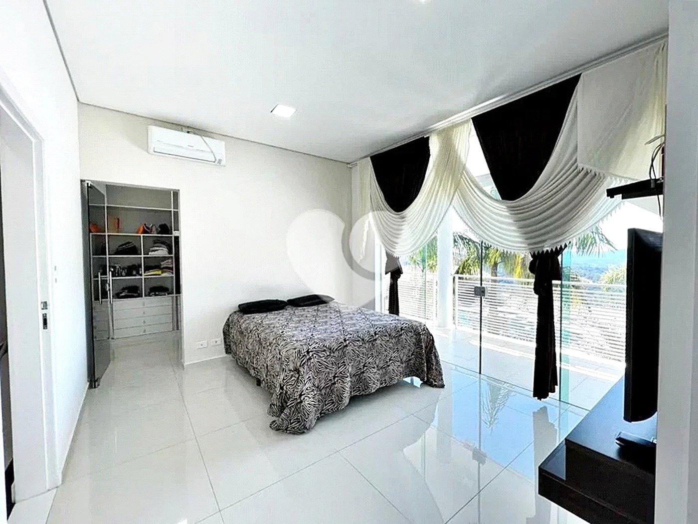 Casa à venda ou para alugar com 4 suítes no condomínio Alpes da Cantareira, Mairiporã - SP