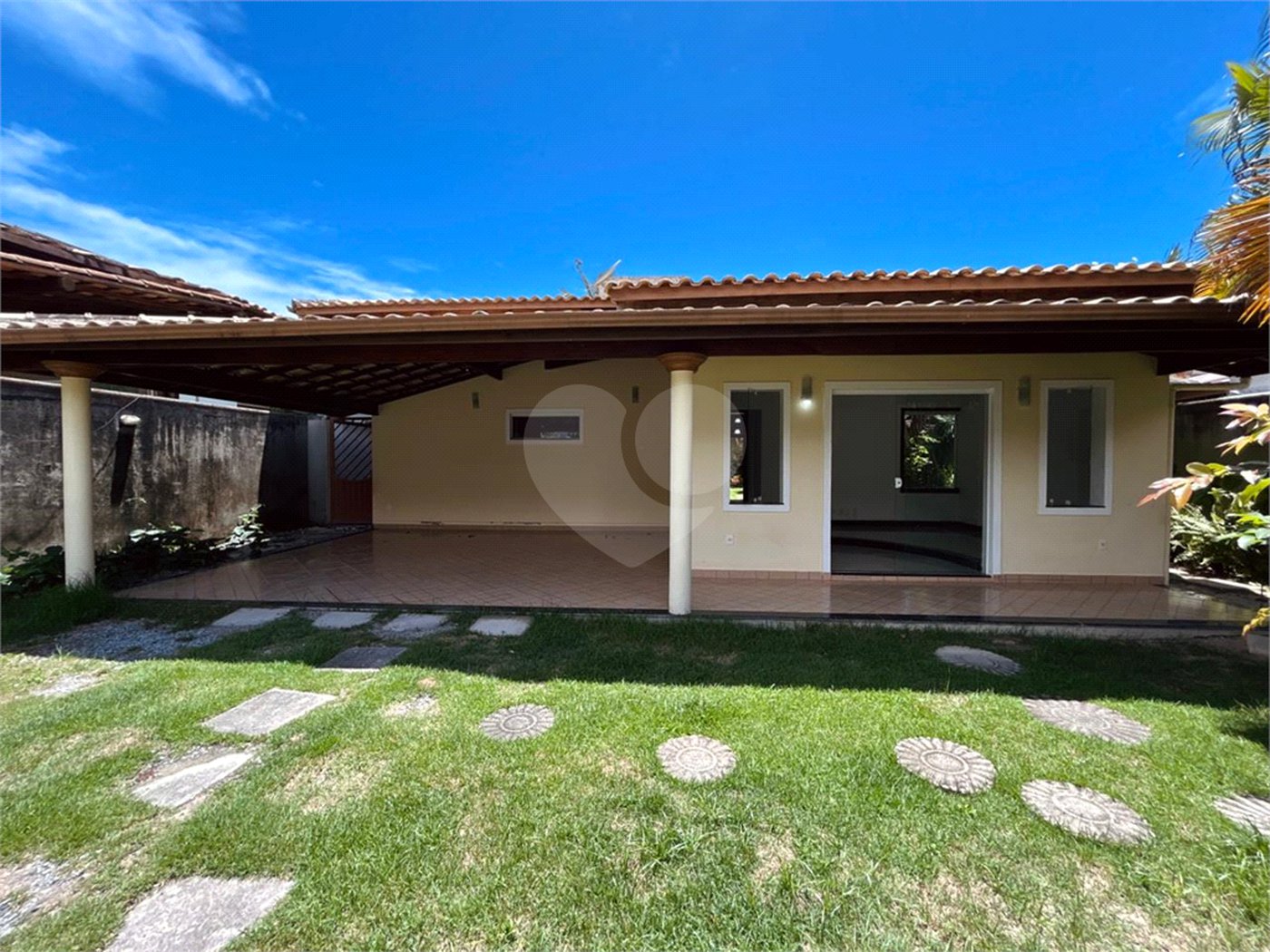 Casa à venda com 1 quarto, sendo 3 suítes,  em Outerio da Glória, Porto Seguro, BA