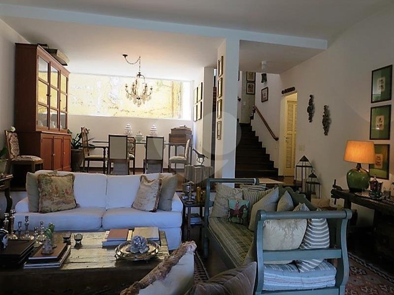 Casa à venda com 4 quartos, sendo 2 suítes, em Jardim Morumbi, São Paulo, SP