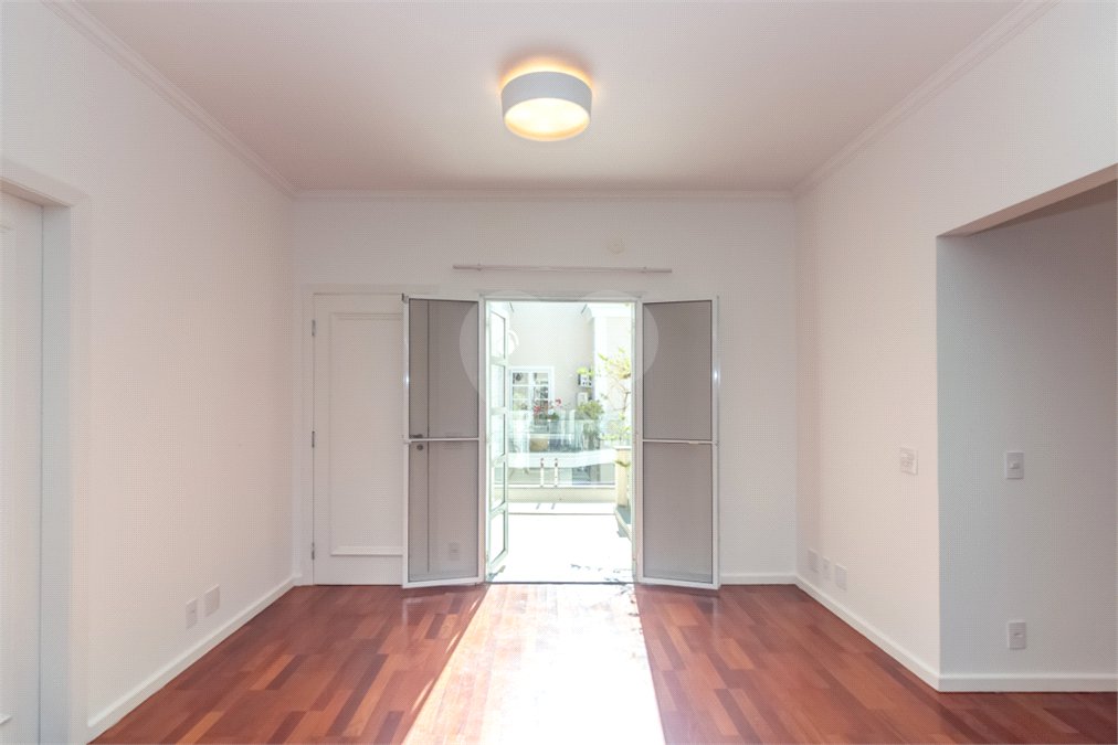 Casa à venda com 4 quartos, sendo 2 suítes, no condomínio Stephanie, São Paulo - SP