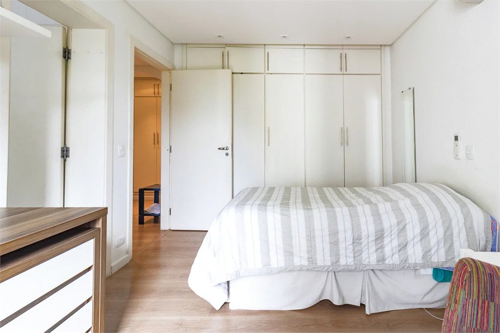 Apartamento à venda com 4 quartos, sendo 2 suítes,  em Jardim Parque Morumbi, São Paulo, SP