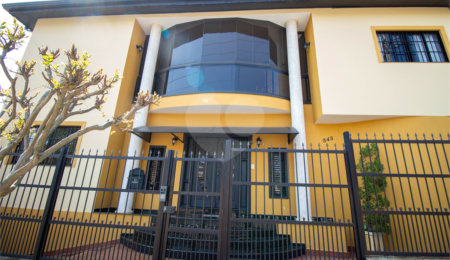 Sobrado à venda com 5 quartos, sendo 3 suítes, no Centro, São Roque, SP
