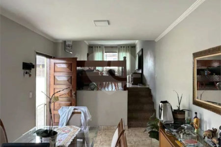 Sobrado à venda com 3 quartos, sendo 1 suíte, em Parque Maria Domitila, São Paulo, SP