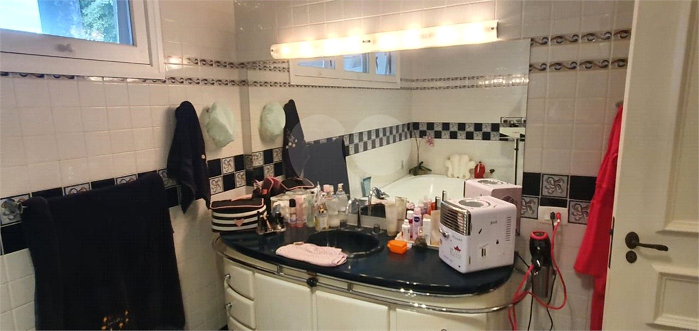 Casa à venda com 5 quartos, sendo 3 suítes, no condomínio Village Sans Souci, Valinhos - SP