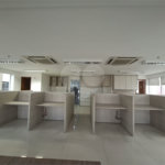 SALA COMERCIAL DE 90 M² COM 12 BAIAS, SALA DE REUNIÃO, AR-CONDICIONADO CENTRAL E 2 VAGAS!