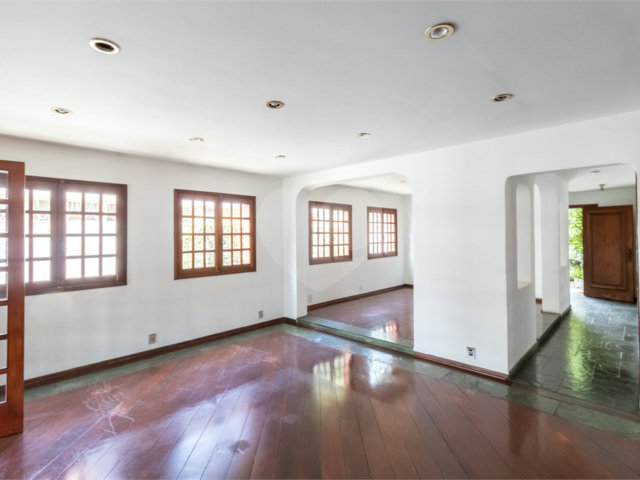 Sobrado à venda com 5 quartos, sendo 3 suítes,  em Alto da Boa Vista, São Paulo, SP