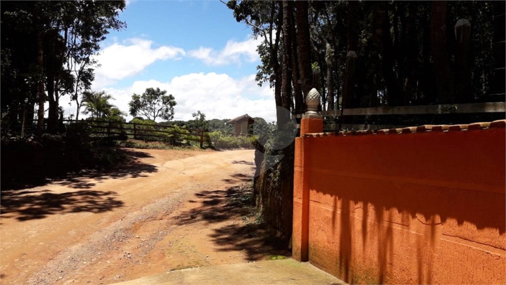 Chácara à venda com 8 quartos, sendo 3 suítes, no Centro, Toledo, MG
