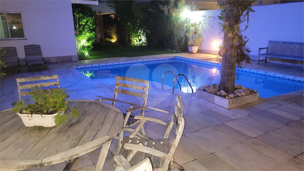Casa à venda com 4 quartos, sendo 2 suítes, no condomínio Crystal Lake, Rio de Janeiro - RJ
