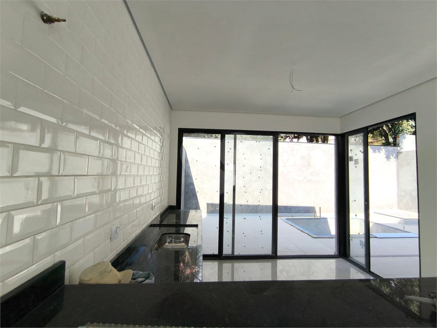Casa à venda com 3 quartos, sendo 1 suíte, no condomínio Villagio Brasil, Atibaia - SP