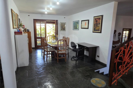 Casa à venda com 4 quartos, sendo 2 suítes, em Cidade São Francisco, São Paulo, SP