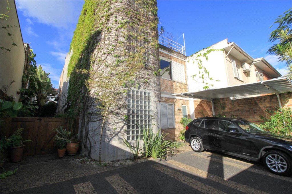 Casa à venda ou para alugar com 5 quartos, sendo 3 suítes, em Vila Madalena, São Paulo, SP