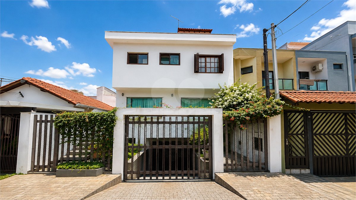 Sobrado à venda com 4 quartos, sendo 2 suítes, em Vila Pires, Santo André, SP