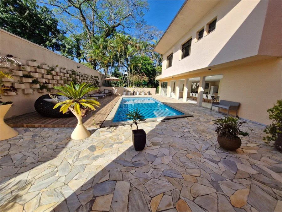 Casa à venda com 4 suítes no condomínio Villa Viana II, Cotia - SP