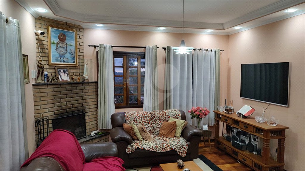 Casa à venda com 4 quartos, sendo 1 suíte, no condomínio Parque Suiça, Caieiras - SP