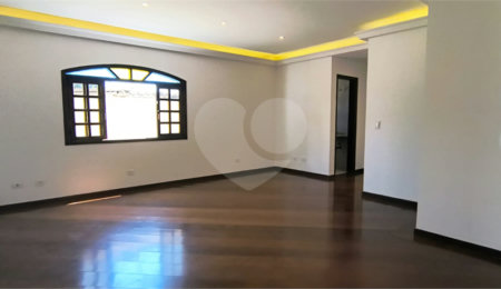 Sobrado à venda com 3 quartos, sendo 2 suítes,  em Jardim Ivana, São Paulo, SP