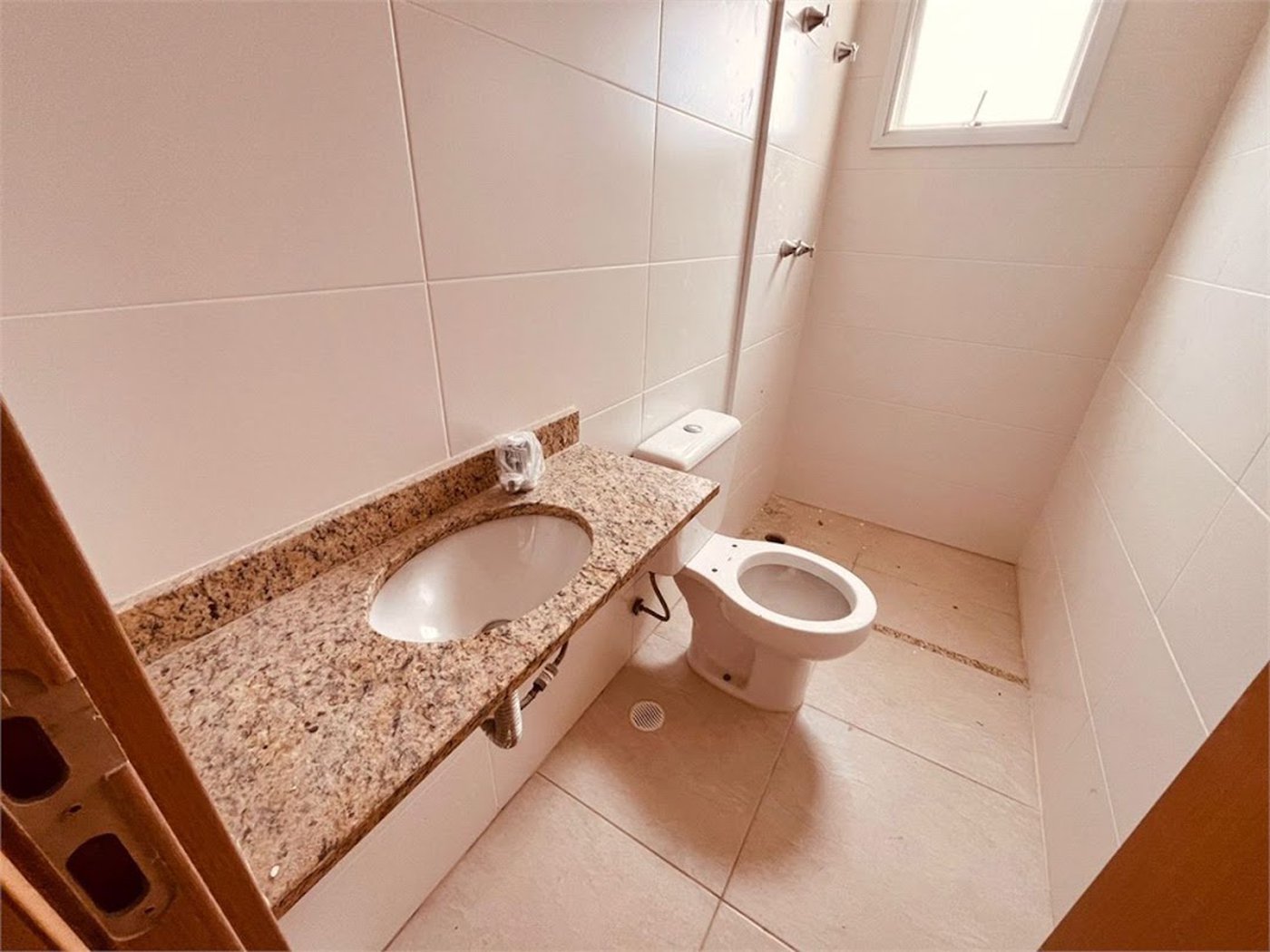 Apartamento com Varanda Gourmet em Condomínio Clube na Enseada – 2 Dormitórios
