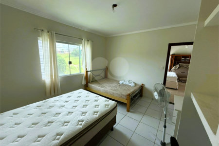 Casa à venda com 4 quartos, sendo 3 suítes, no condomínio Village da Serra, Araçoiaba da Serra - SP