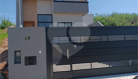 Casa à venda com 3 quartos, sendo 1 suíte, no condomínio Residencial Jardins da Catalunha, Atibaia - SP