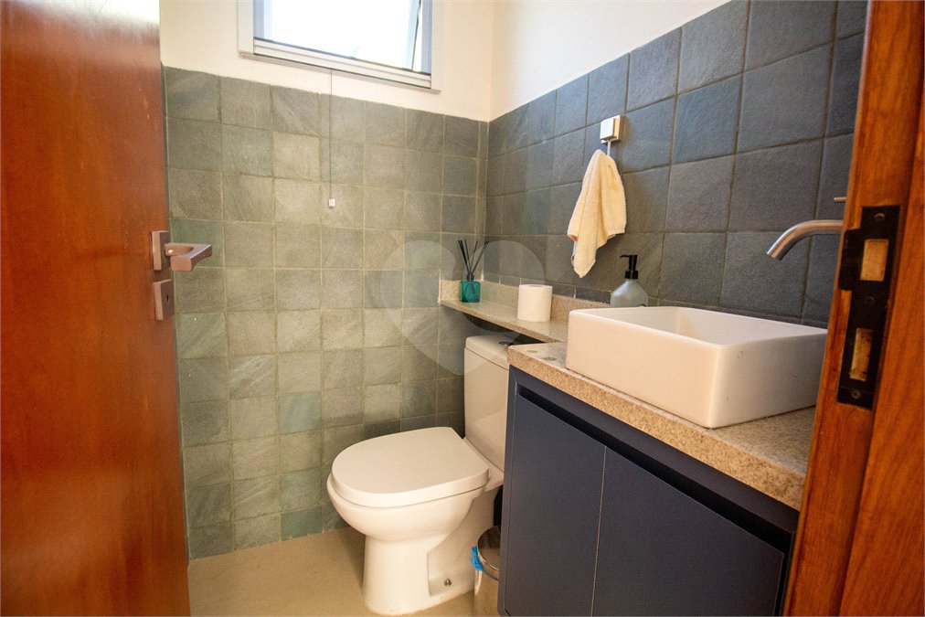 Casa à venda com 4 quartos, sendo 1 suíte,  no condomínio Sítio das Hortências, São Roque - SP