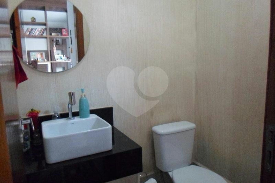 Casa à venda com 3 quartos, sendo 1 suíte, no condomínio Fernandes, São Paulo - SP
