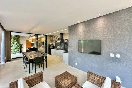 Casa à venda com 3 suítes no condomínio Reserva Santa Maria, Jandira - SP