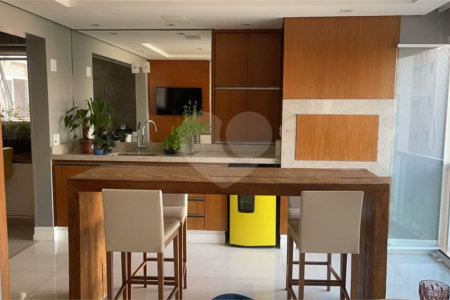 Apartamento na Mooca com 204 m² com vista maravilhosa, sendo 3 suítes e 4vagas.