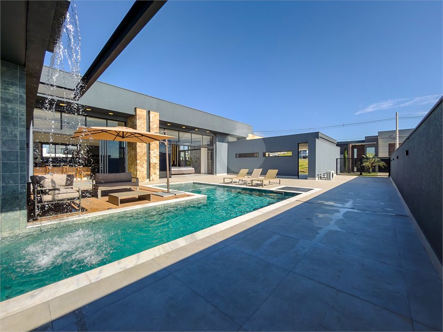 Indaiatuba - Quintas da Terracota - 1252 m² de terreno - casa térrea com 514 m² de área construída -3 vagas de garagem cobertas e 3 descobertas Lavabo - Sala de estar e jantar amplas e integradas - Escritório privativo - Cozinha toda equipada com geladeira, forno, micro-ondas, lava-louças,