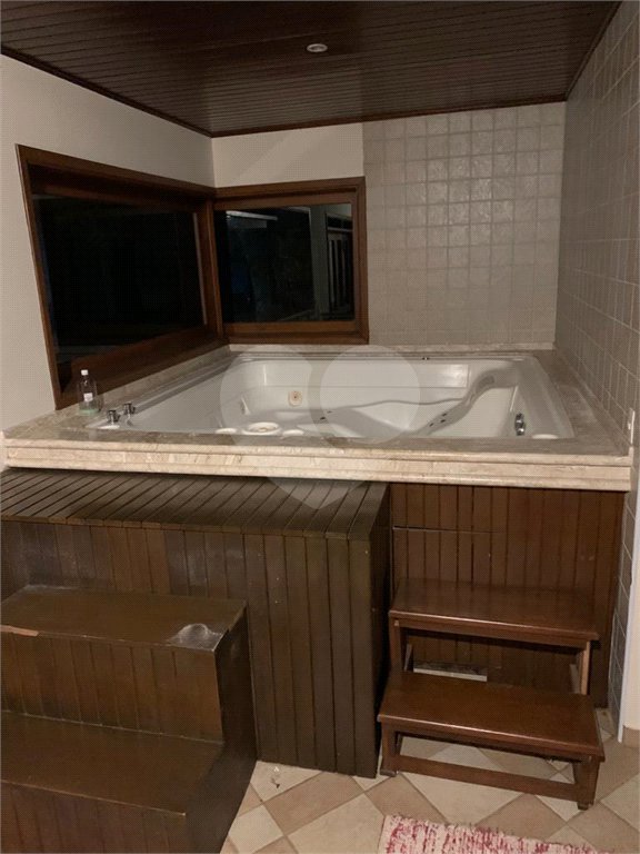 Casa à venda com 5 quartos, sendo 2 suítes, no condomínio Capela do Barreiro, Itatiba - SP
