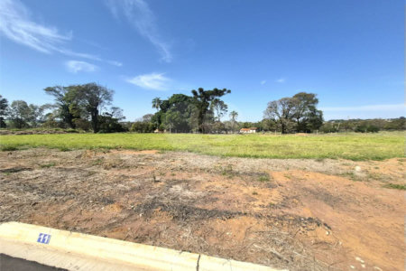 Terreno comercial á venda no condomínio Jardim Larine
