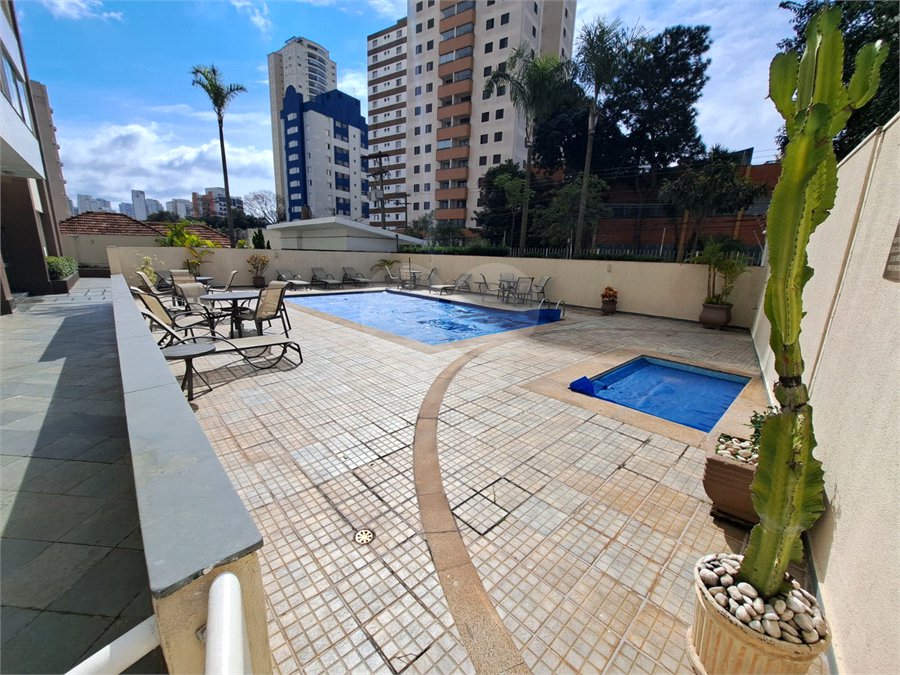 Apartamento à venda com 3 quartos, sendo 1 suíte, em Vila Gumercindo, São Paulo, SP