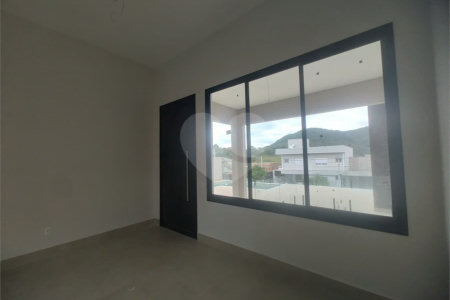 Casa exclusiva em Atibaia de alto padrão com 3 suítes, piscina, espaço gourmet, condomínio fechado, aceita financiamento