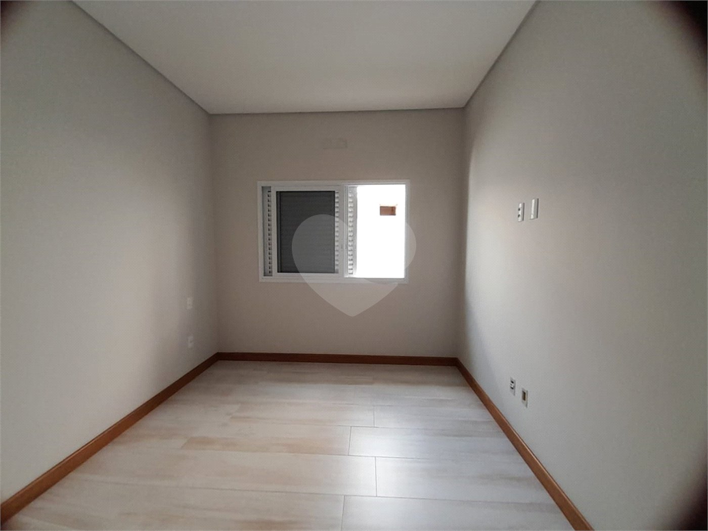 Belíssima Casa à Venda no Condomínio Damha IV