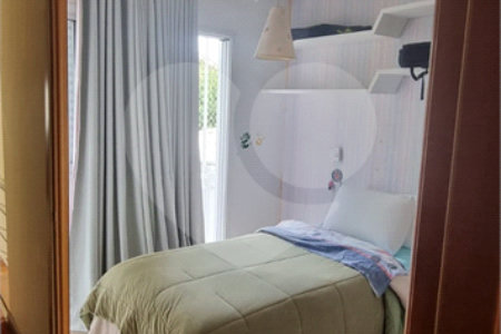 Casa à venda com 4 quartos, sendo 2 suítes, no condomínio Casas de Windsor, São Paulo - SP