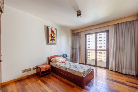 Apartamento à venda com 3 suítes em Moema, São Paulo, SP