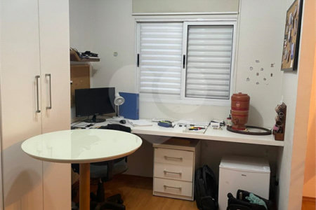 Casa à venda com 3 quartos, sendo 1 suíte, no condomínio Serranos, São Paulo - SP