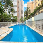 Apartamento para locação com 2 dormitórios, sendo 1 suíte com 02 vagas, totalmente climatizado nos 3 ambientes