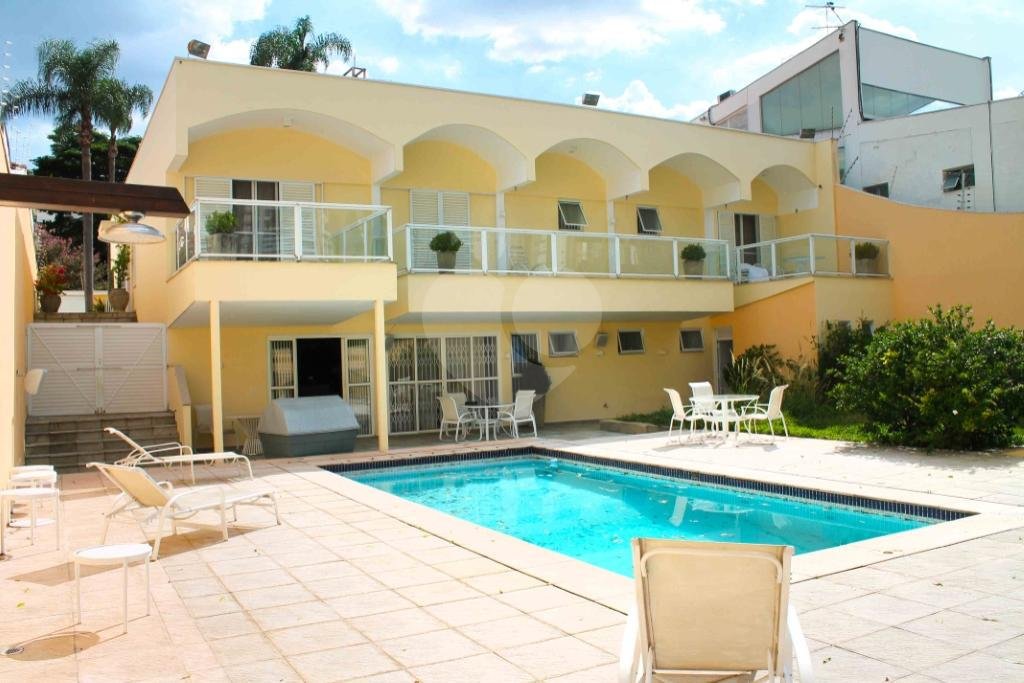 Casa Térrea à venda ou para alugar com 3 suítes em Brooklin Velho, São Paulo, SP