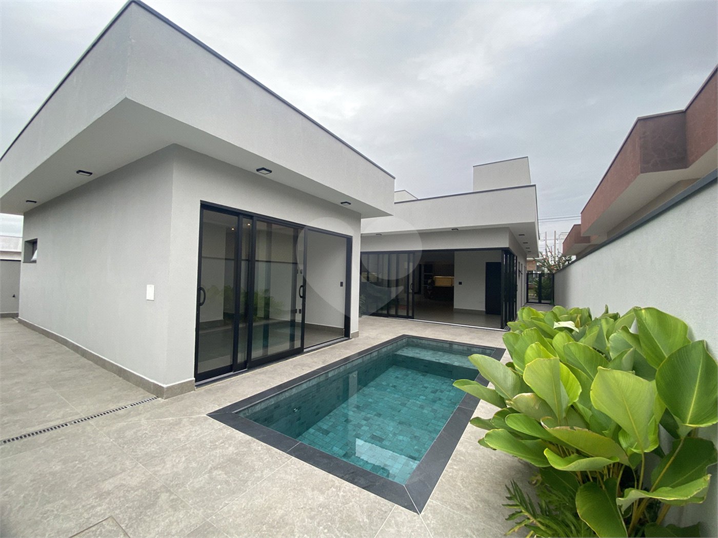 Casa à venda com 3 suítes no condomínio Portal dos Bandeirantes, Salto - SP